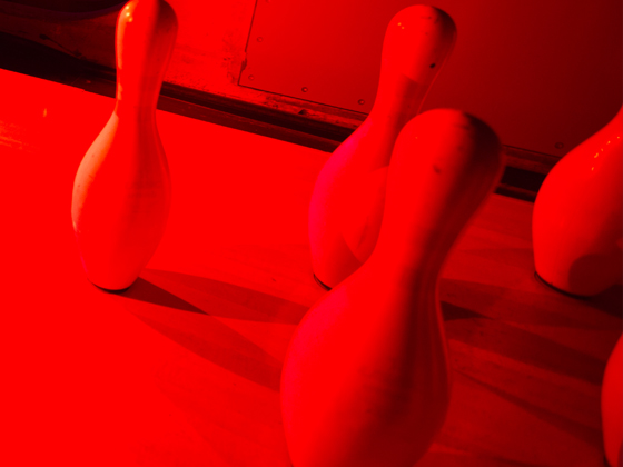 QubicaAMF-bowling-CENTERPUNCH-Pin-Deck-Illumination-Built-for-Bowling-tale.jpg