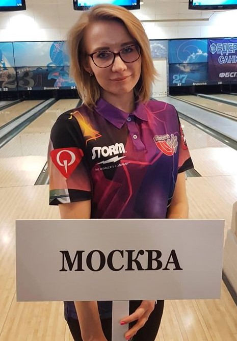 2019-05-13 Президент Федерации Боулинга России вручил стафферу QubicaAMF....jpg